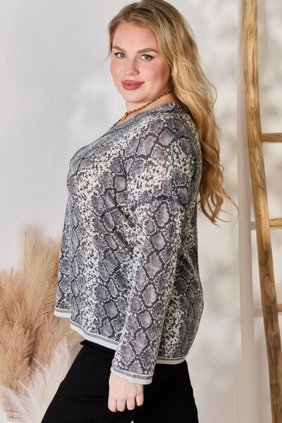 Hailey & Co Top de manga larga con cuello en V y piel de serpiente de tamaño completo