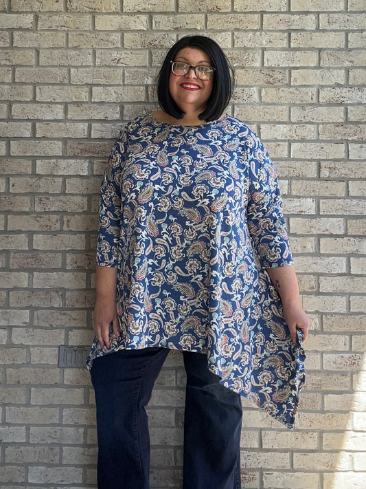Top con estampado de tiburón y estampado floral en rosa camuflado de Mary