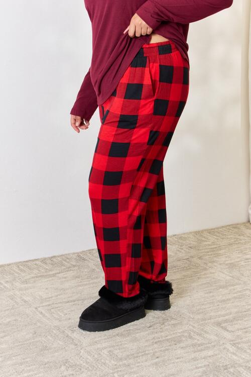 Zenana Conjunto de pijama con pantalones y top con cuello redondo a cuadros de tamaño completo