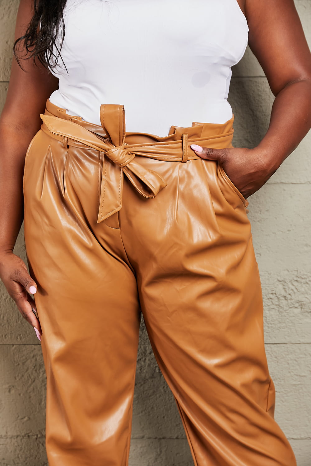 HEYSON Potente You Pantalones con cintura paperbag de piel sintética de tamaño completo
