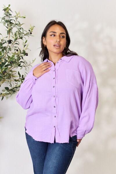 Camisa de manga larga con dobladillo sin rematar y botones con textura de tamaño completo de Zenana